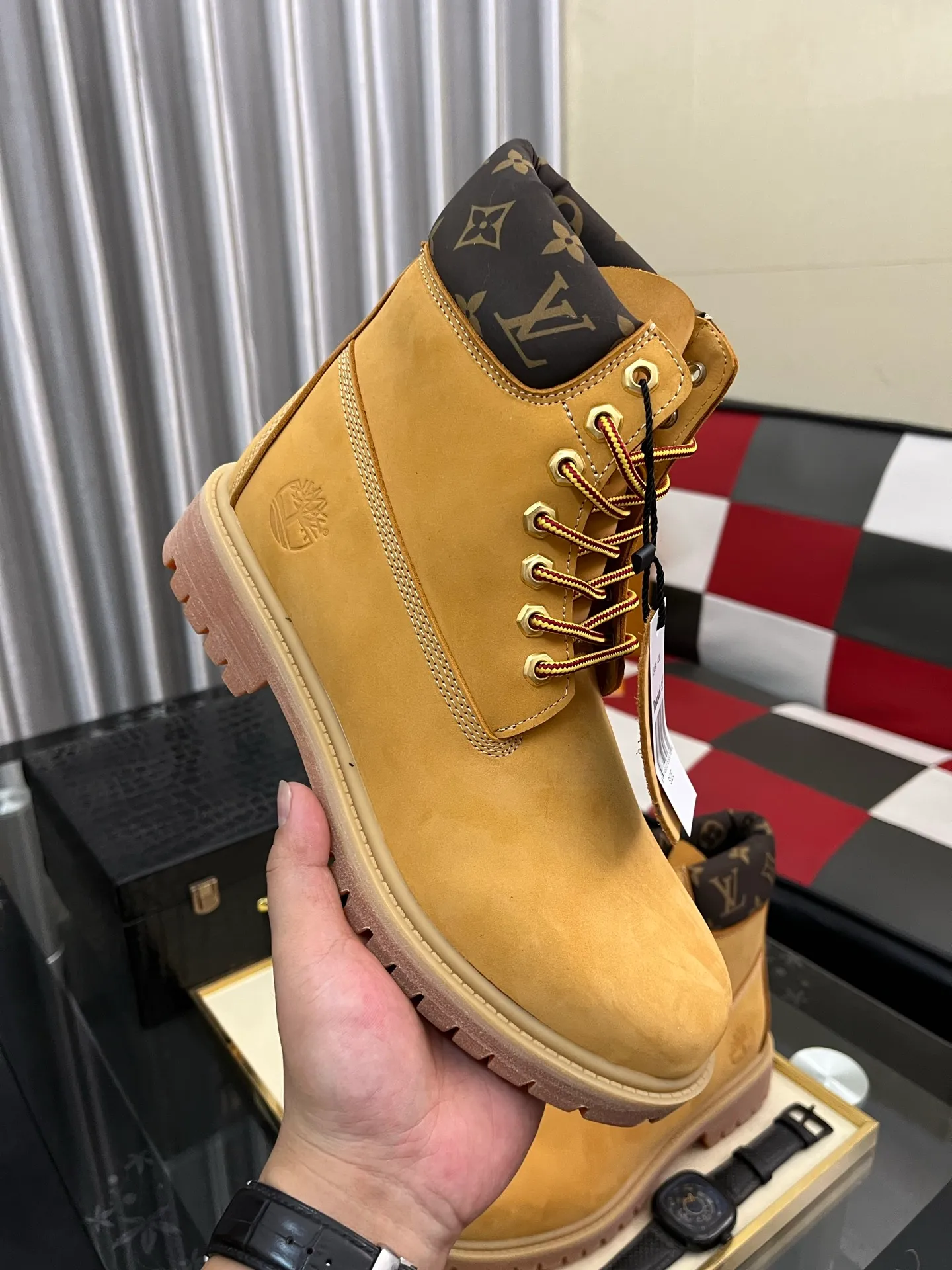 Ex-factory price: 458⌚️⌚️LV x Timberland Timberland joint model Presbyopia Embossed Rhubarb Boots Ankle Boots Short Boots LV x Timberland ankle boots are made of Monogram embossed waterproof nubuck cow leather, relying on the brand's exquisite craftsmanship to carefully reshape the classic Timberland 6-inch boot shape in Italy, with an eye-catching American workwear style. Created by Pharrell Williams 2025 autumn and winter menswear show. Monogram embossed tongue, original Timberland laces and outsole are exquisite details, and the leather label expresses the cooperation logo. Exquisite packaging at the delivery counter🛍📦 ▪️Material: Original customized imported first-layer cowhide ▪️Inner lining: Original customized leather lining/mesh lining ▪️Outsole: Original molded rubber material ▪️Sole thickness: 3.5CM ▪️Size: 38-44